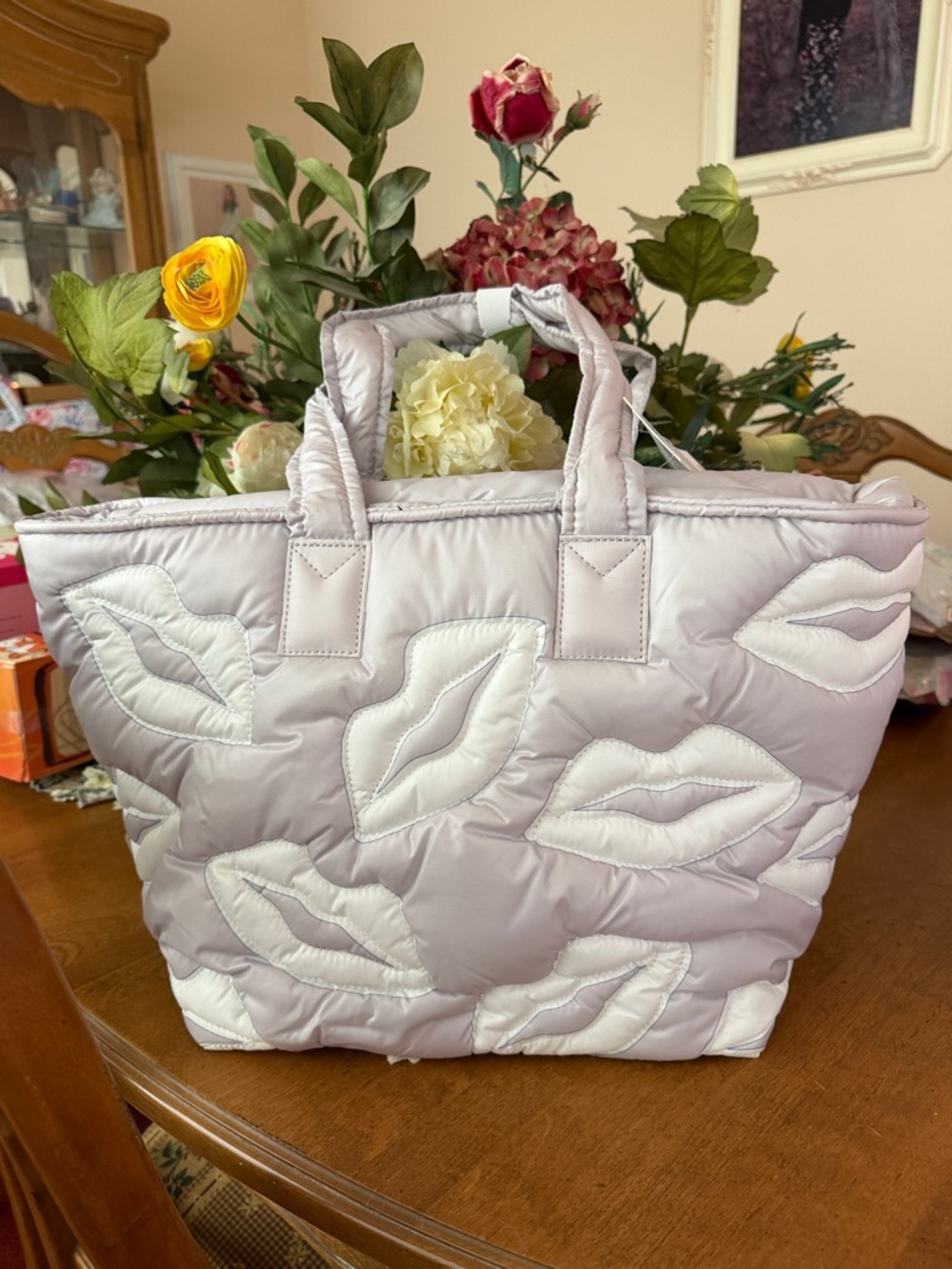 🦊💋🦊 Wildfox Lips Quilted Tote Silver  with White Lip Appliqués 🦊💋🦊 NWT 🦊💋🦊 - Picture 5 of 16